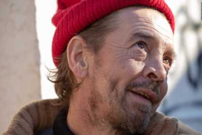 Bari, "Marco buongiorno" � morto: fiori sul cavalcavia dove il clochard sorrideva al mondo